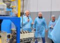 Sesión práctica de extrusión de alimentos acuícolas con participantes en la planta piloto de la UCT.