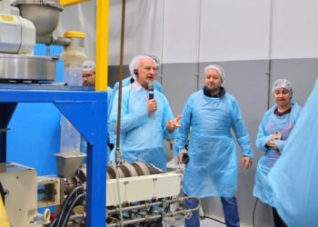 Sesión práctica de extrusión de alimentos acuícolas con participantes en la planta piloto de la UCT.