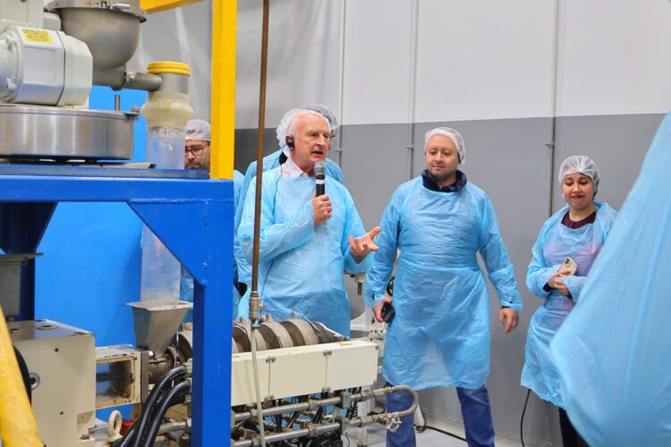Sesión práctica de extrusión de alimentos acuícolas con participantes en la planta piloto de la UCT.