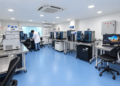 Profesionales de laboratorio realizando análisis cromatográficos y control de calidad de productos del mar en CSLAB.