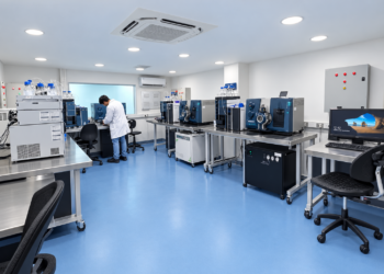 Profesionales de laboratorio realizando análisis cromatográficos y control de calidad de productos del mar en CSLAB.