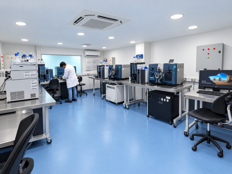 Profesionales de laboratorio realizando análisis cromatográficos y control de calidad de productos del mar en CSLAB.
