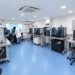 Profesionales de laboratorio realizando análisis cromatográficos y control de calidad de productos del mar en CSLAB.