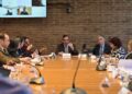 Sesión de la Comisión Regional de Uso de Borde Costero de Magallanes evaluando concesiones marítimas en la región.