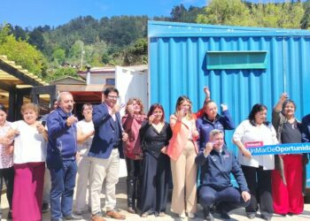 Productores y autoridades de Indespa supervisando instalaciones de acuicultura de pequeña escala y centros de cultivo.