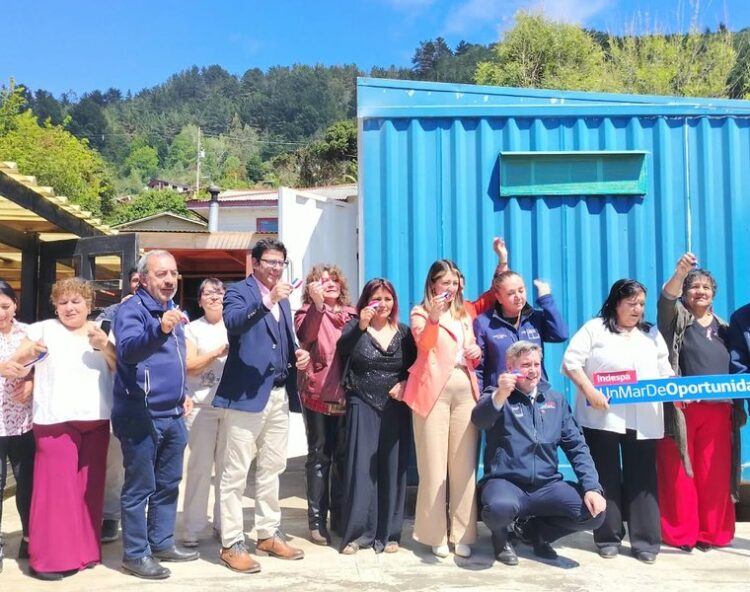 Productores y autoridades de Indespa supervisando instalaciones de acuicultura de pequeña escala y centros de cultivo.