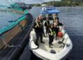 Equipo de Mowi Chile en Noruega a bordo de una embarcación junto a un centro de cultivo