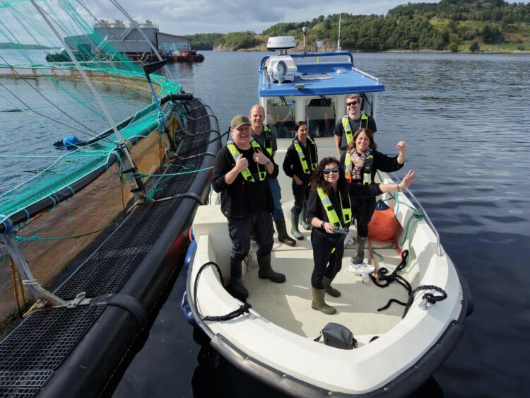 Equipo de Mowi Chile en Noruega a bordo de una embarcación junto a un centro de cultivo