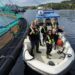 Equipo de Mowi Chile en Noruega a bordo de una embarcación junto a un centro de cultivo