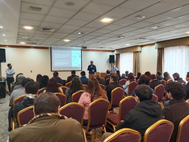 Publico en el foro de seguridad laboral realizado en el Hotel Diego de Almagro de Coyhaique. (Foto: M.T.S.A.).