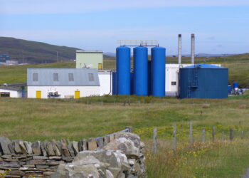 Planta de harina de pescado con estanques azules en Bressay, Escocia.