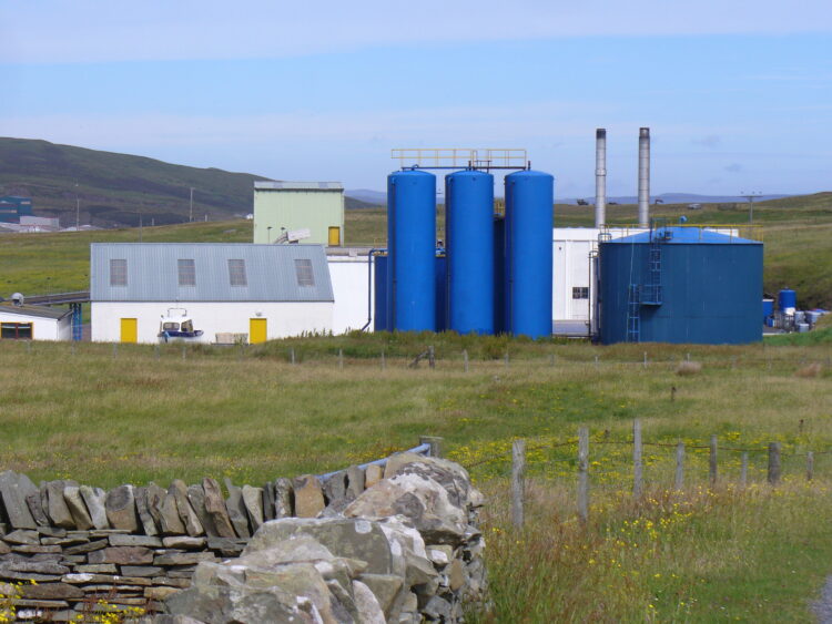 Planta de harina de pescado con estanques azules en Bressay, Escocia.