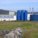 Planta de harina de pescado con estanques azules en Bressay, Escocia.