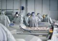 Trabajadores procesan salmón en una planta industrial chilena.