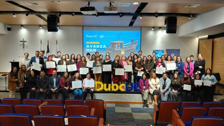 Participantes del programa Avanza Mar durante la ceremonia de certificación en Duoc UC Puerto Montt