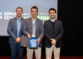 Ejecutivos de Ventisqueros con un reconocimiento en el escenario de la 12ª Semana de la Seguridad