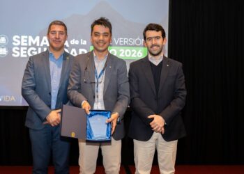 Ejecutivos de Ventisqueros con un reconocimiento en el escenario de la 12ª Semana de la Seguridad