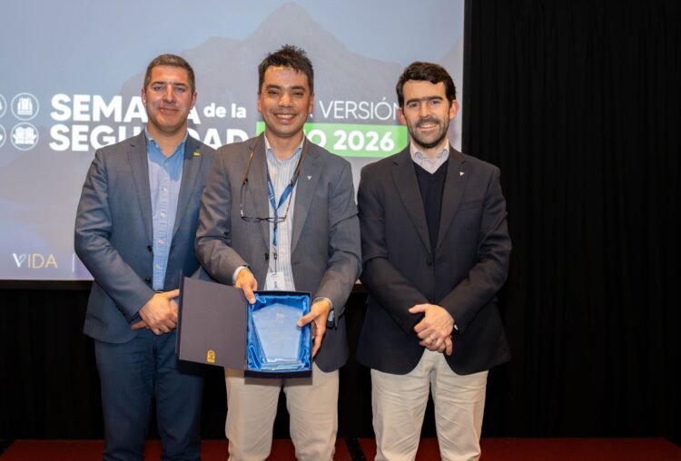 Ejecutivos de Ventisqueros con un reconocimiento en el escenario de la 12ª Semana de la Seguridad