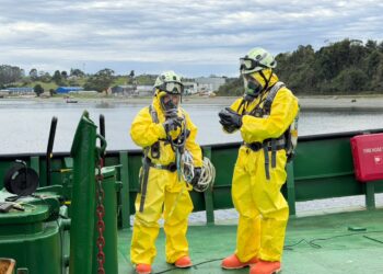 Voluntarios de Bomberos y personal de Fiordo Austral realizando maniobra de rescate con equipos de respiración en embarcación en Calbuco.