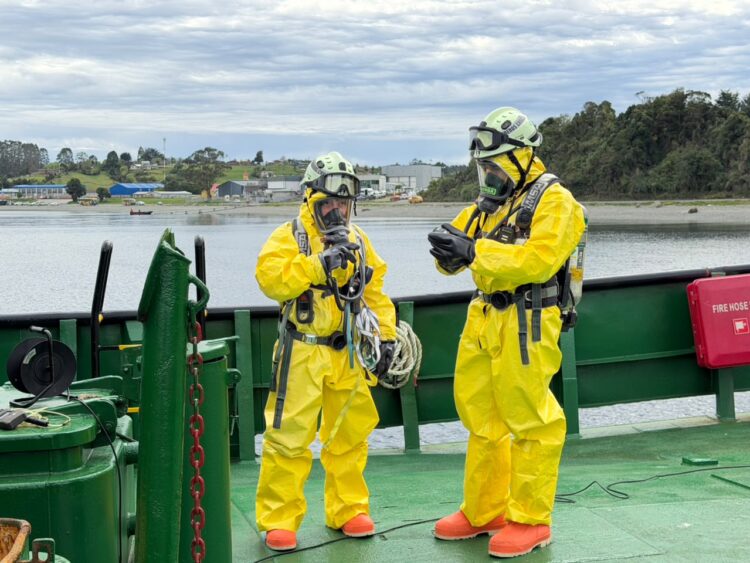 Voluntarios de Bomberos y personal de Fiordo Austral realizando maniobra de rescate con equipos de respiración en embarcación en Calbuco.