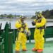 Voluntarios de Bomberos y personal de Fiordo Austral realizando maniobra de rescate con equipos de respiración en embarcación en Calbuco.