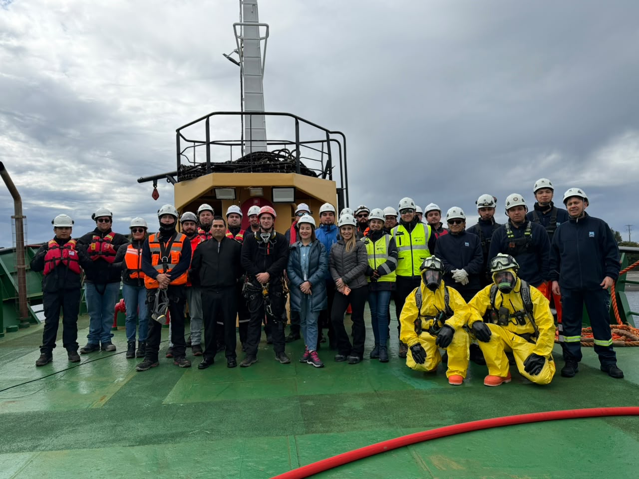 Simulacro de rescate por H2S de Fiordo Austral con Bomberos, Armada y servicios de urgencia en Calbuco