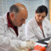 Investigadores y estudiantes de postgrado trabajando en laboratorio de biotecnología y patología acuícola.