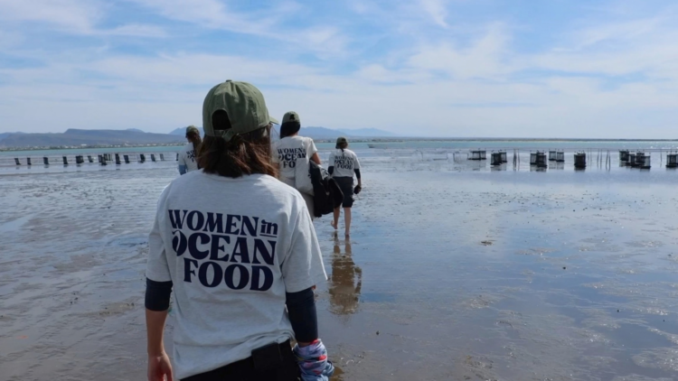 Participantes del programa Women in Ocean Food Innovation Studio 2026 (América Latina y el Caribe) durante una visita a un cultivo de ostiones. Foto: Hatch Blue