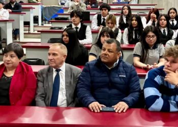 Estudiantes del Liceo María Behety participantes en el curso de inocuidad financiado por Blumar.