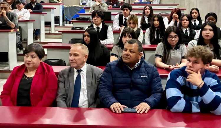 Estudiantes del Liceo María Behety participantes en el curso de inocuidad financiado por Blumar.