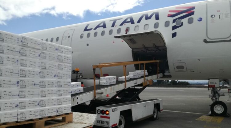 Aeropuerto Carriel Sur de Talcahuano, utilizado para el transporte aéreo de salmón hacia Santiago.