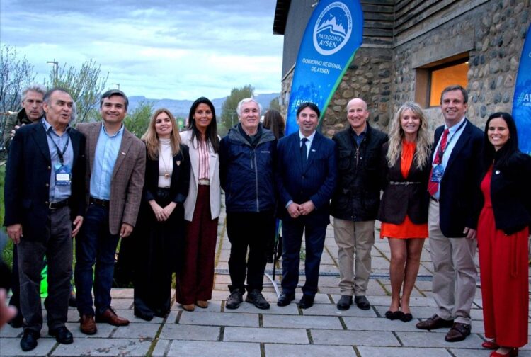 Autoridades y representantes de Hoteleros de Chile y AquaChile en el XVII Congreso de Hoteleros en Coyhaique