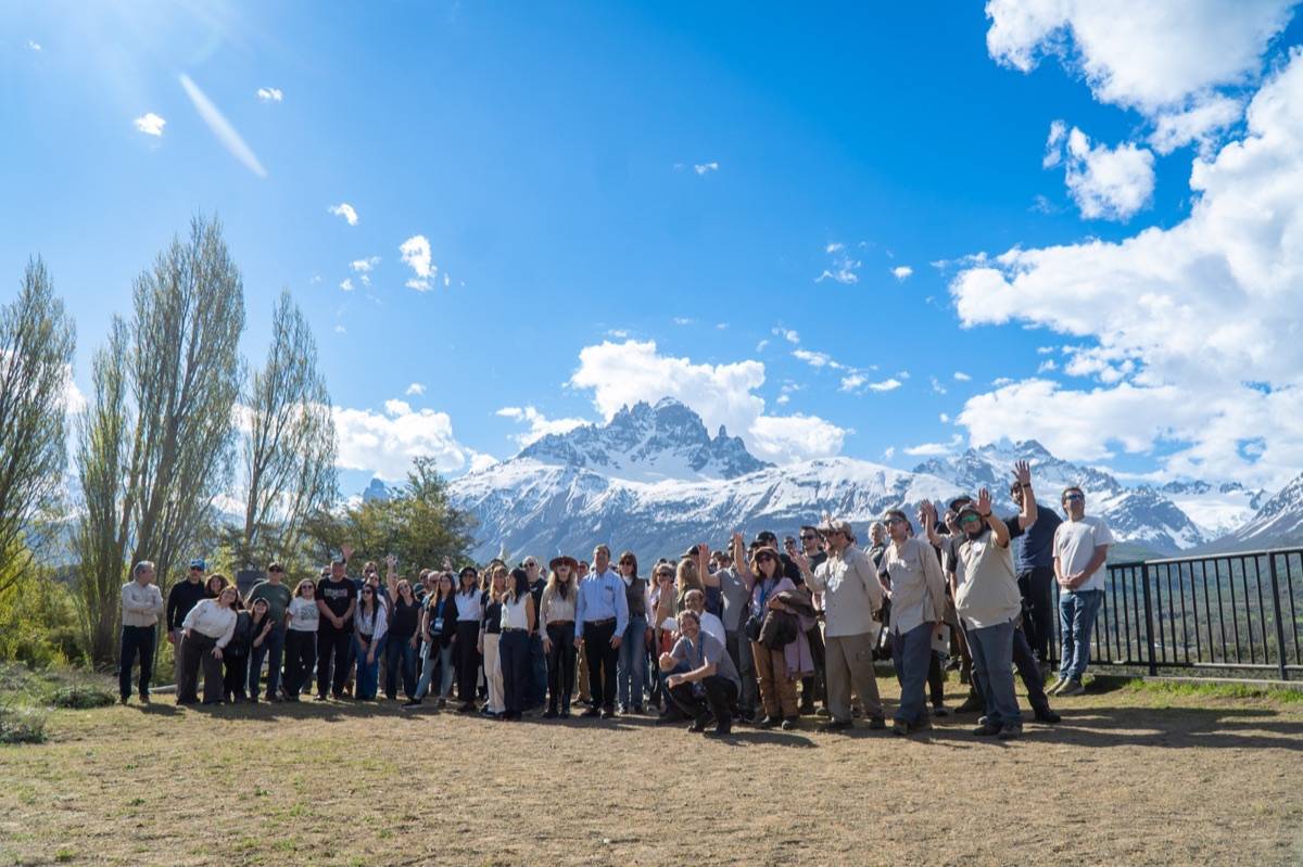 Participantes del XVII Congreso de Hoteleros frente al cerro Castillo en la Región de Aysén