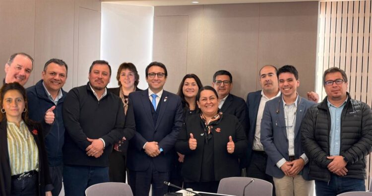 Representantes del Consejo del Salmón, sus empresas socias y autoridades en la mesa nacional de seguridad del buceo en la salmonicultura