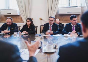Autoridades sentadas alrededor de una mesa durante una reunión en La Moneda sobre floraciones algales nocivas.