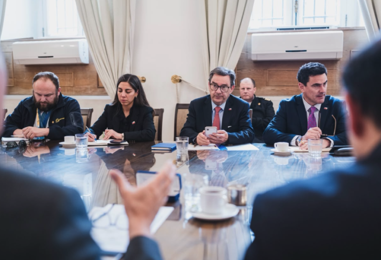 Autoridades sentadas alrededor de una mesa durante una reunión en La Moneda sobre floraciones algales nocivas.