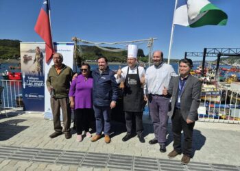 Organizadores del Festival Sabores y Tradiciones del Mar junto a la bahía de Puerto Montt
