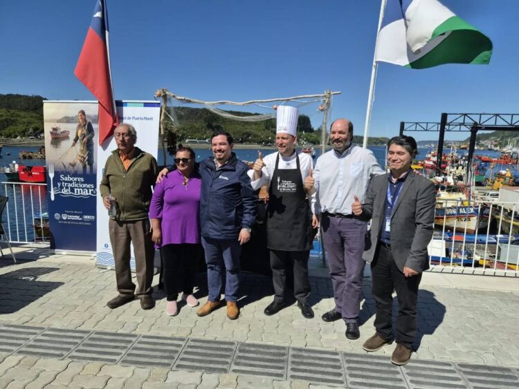 Organizadores del Festival Sabores y Tradiciones del Mar junto a la bahía de Puerto Montt