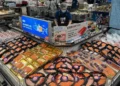 Bandejas de salmón en una vitrina refrigerada de un punto de venta.