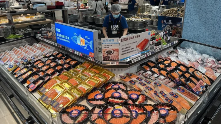 Bandejas de salmón en una vitrina refrigerada de un punto de venta.