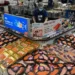 Bandejas de salmón en una vitrina refrigerada de un punto de venta.