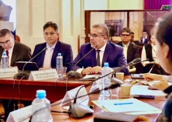 Juan Carlos Requejo y autoridades del Ministerio de la Producción durante una sesión en el Congreso de Perú.
