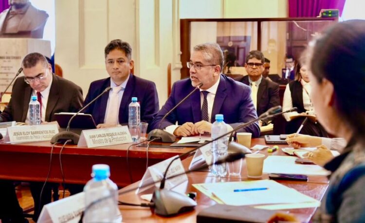 Juan Carlos Requejo y autoridades del Ministerio de la Producción durante una sesión en el Congreso de Perú.