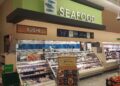 Sección de pescadería de un supermercado Publix en Clearwater, Florida, Estados Unidos, con vitrina de pescados y mariscos