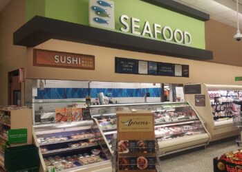 Sección de pescadería de un supermercado Publix en Clearwater, Florida, Estados Unidos, con vitrina de pescados y mariscos