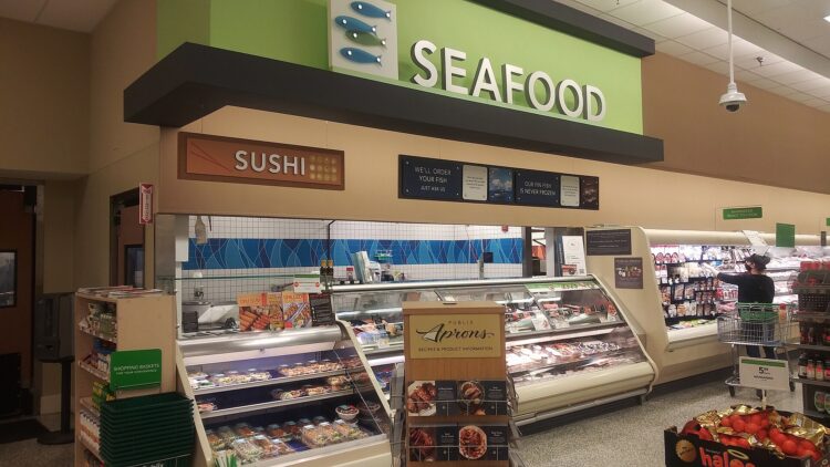 Sección de pescadería de un supermercado Publix en Clearwater, Florida, Estados Unidos, con vitrina de pescados y mariscos