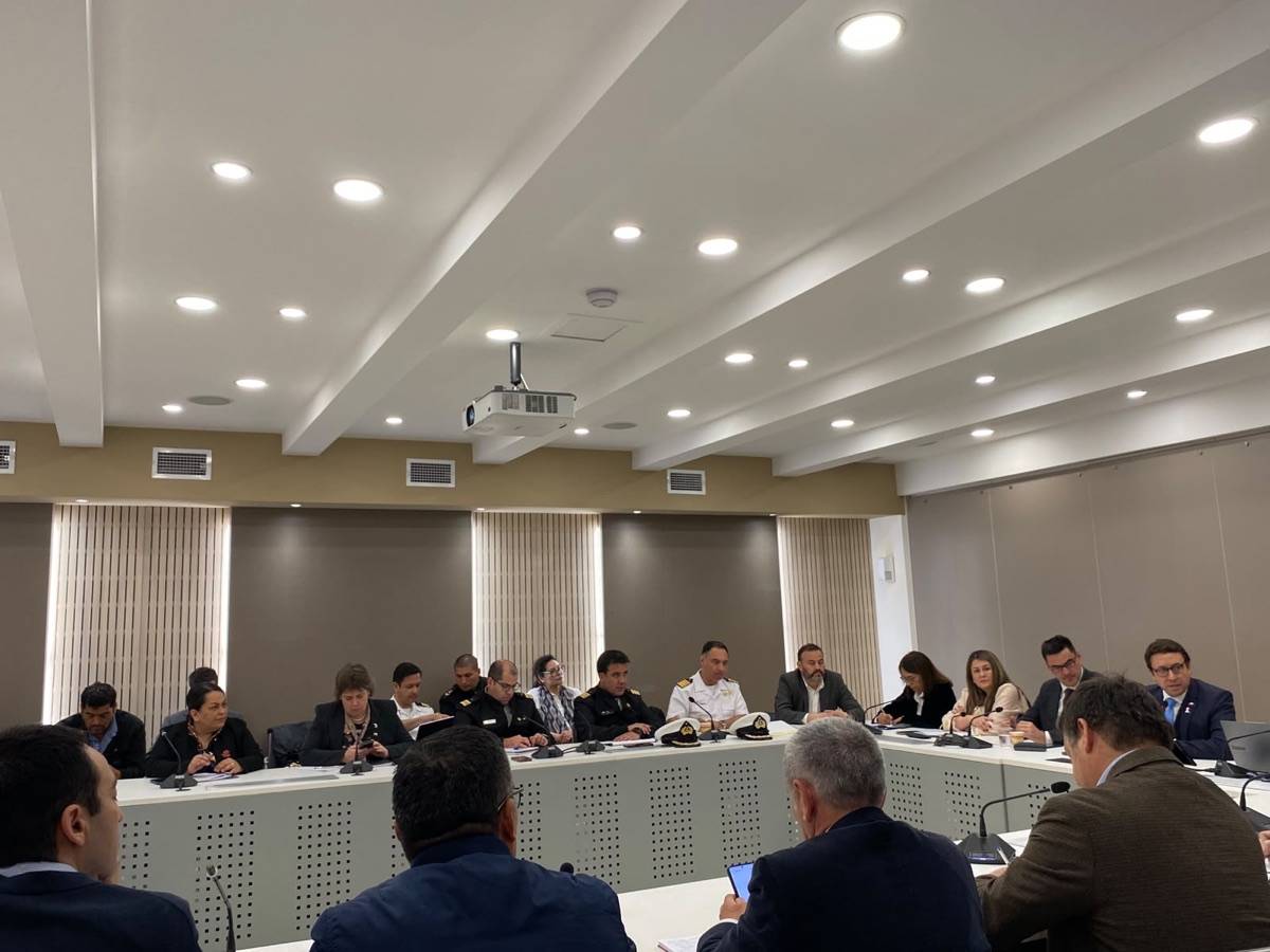 Primera sesión del Grupo Nacional de Trabajo sobre seguridad del buceo en la salmonicultura, con autoridades, empresas y trabajadores
