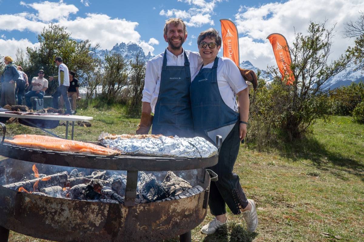 Salmón a la parrilla y cancato preparados por AquaChile en el cierre del Congreso de Hoteleros en Cerro Castillo